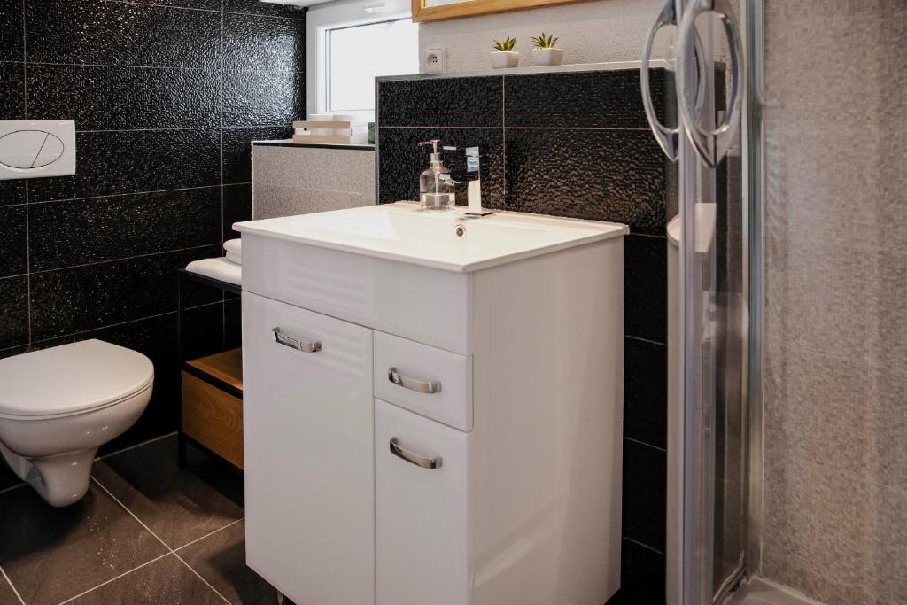 A bathroom at Chalet Nova Lesna Mountain View