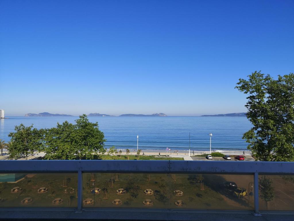 Fotografia z galérie ubytovania Apartment on the first line of Samil beach and with frontal views of the sea v destinácii Vigo