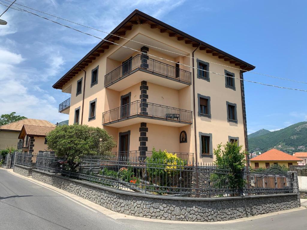 un bâtiment avec un balcon sur le côté d'une rue dans l'établissement La Maison Du Soleil, à Agerola