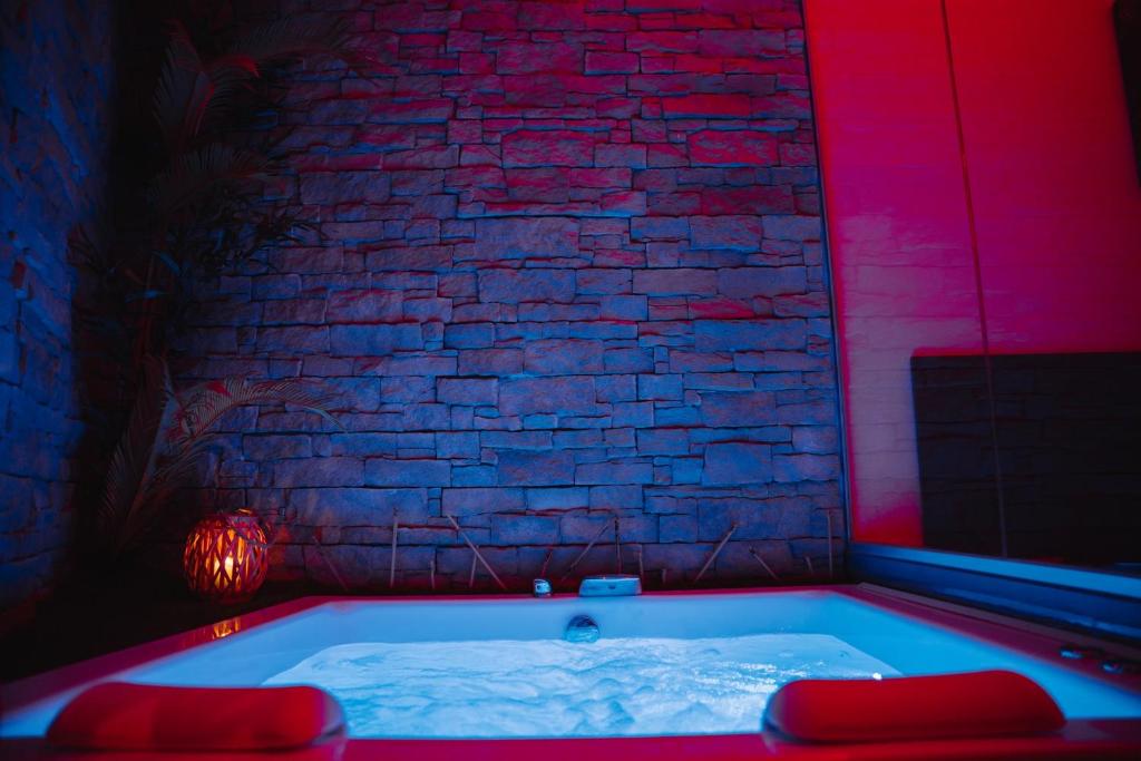 a bath tub with a brick wall and a red light at La collina di Capodimonte in Naples