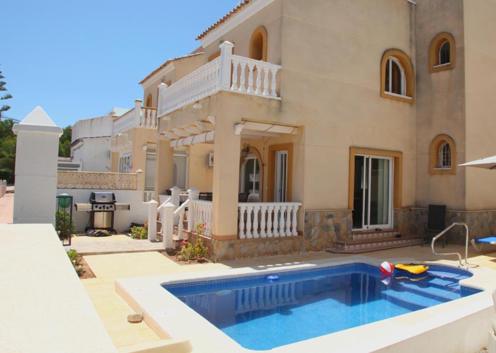 Booking.com: Villa TORRENUEVA , San Miguel de Salinas, España ...
