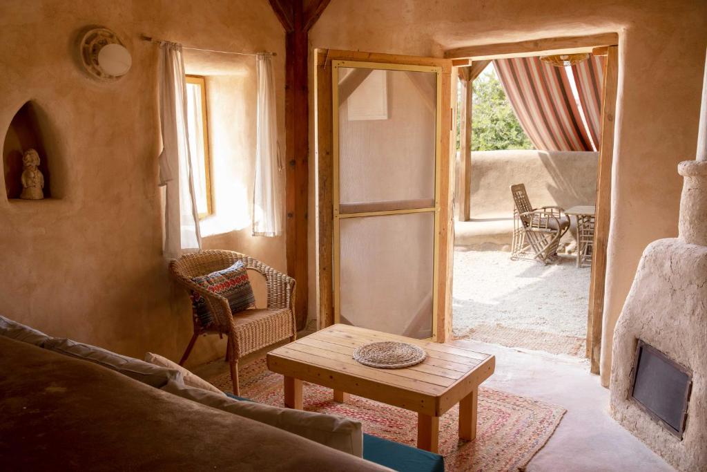 Area soggiorno di Desert Days mud cabin's Resort