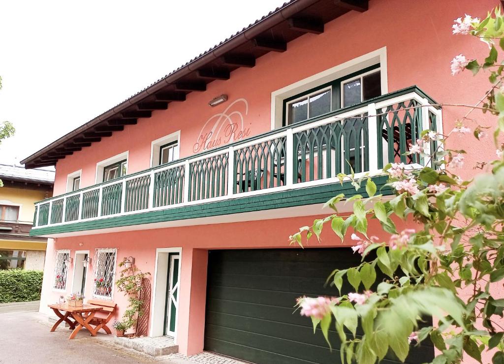 Casa rosa con balcón y garaje en Ferienwohnung Resi im Zentrum, en Fusch an der Glocknerstrasse