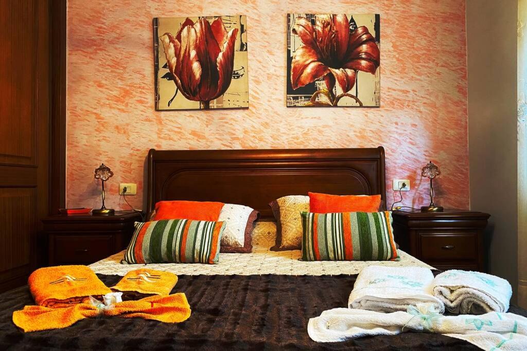 een slaapkamer met een bed met handdoeken erop bij A Chabola Mondariz in Pontevedra