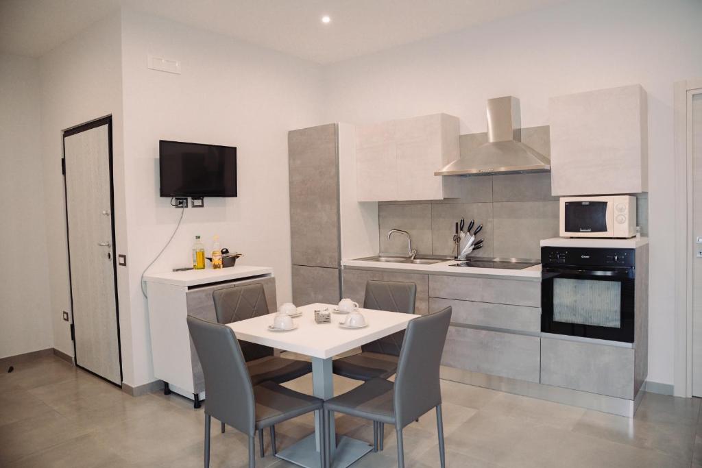 a kitchen with a table and chairs and a microwave at La collina di Capodimonte in Naples