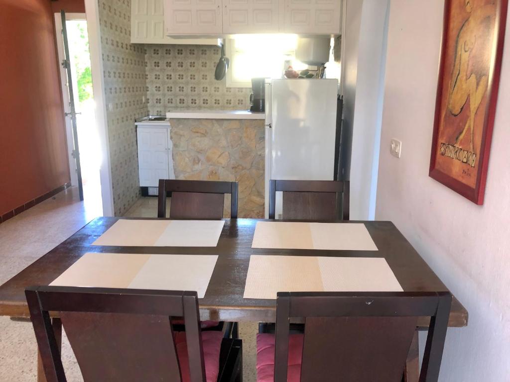 Kuchyňa alebo kuchynka v ubytovaní PORT SOTAVENT 2C - Apartamento en la Marina de Empuriabrava - piscina comunitaria, - parking - vistas al canal - cerca centro y playa
