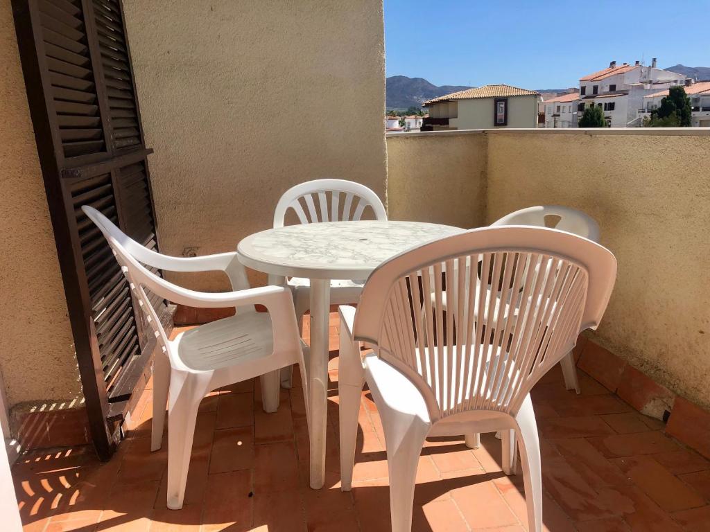Balkón alebo terasa v ubytovaní PORT SOTAVENT 2C - Apartamento en la Marina de Empuriabrava - piscina comunitaria, - parking - vistas al canal - cerca centro y playa