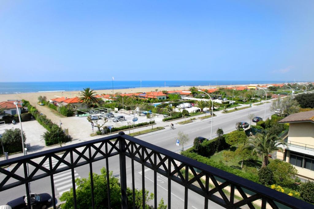 皮耶特拉桑塔的住宿－阿瑞安娜酒店，从度假村的阳台上可欣赏到海滩景色