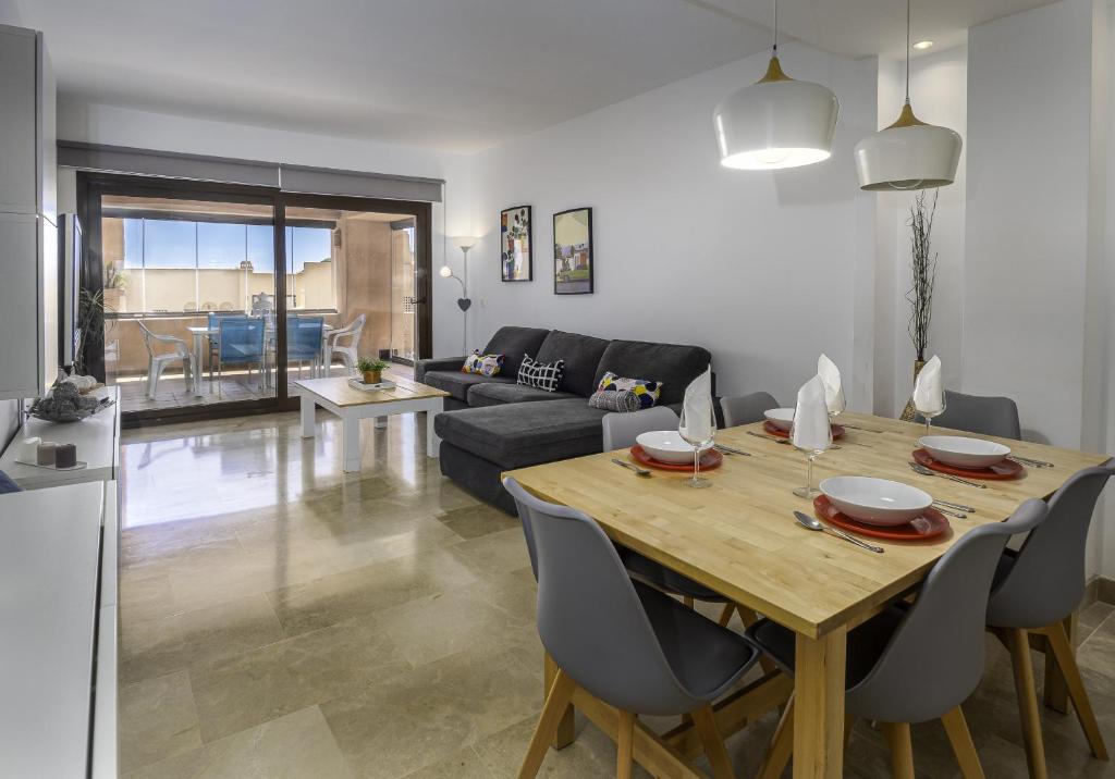Posezení v ubytování 2311-modern apt with sea and pool views