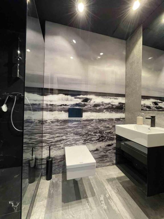 Kúpeľňa v ubytovaní MagSpace River View Jacuzzi Apartment