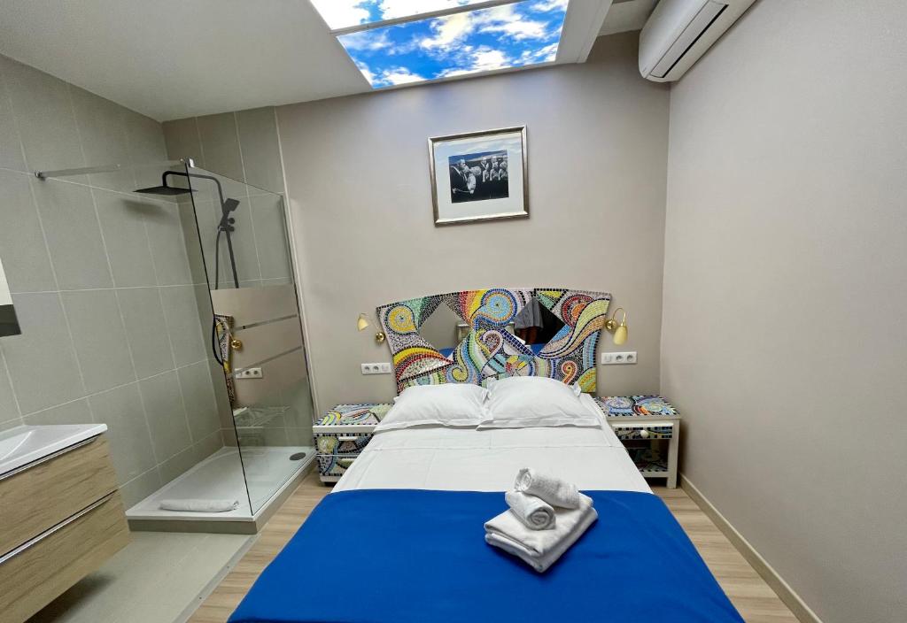 Hotel le Romanesque tesisinde bir odada yatak veya yataklar