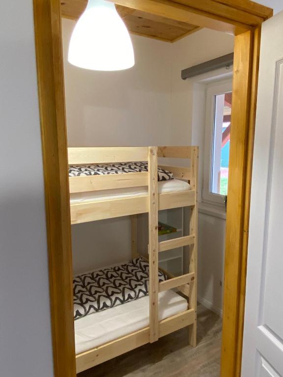 Łóżko lub łóżka piętrowe w pokoju w obiekcie Tisza-i Apartmanok