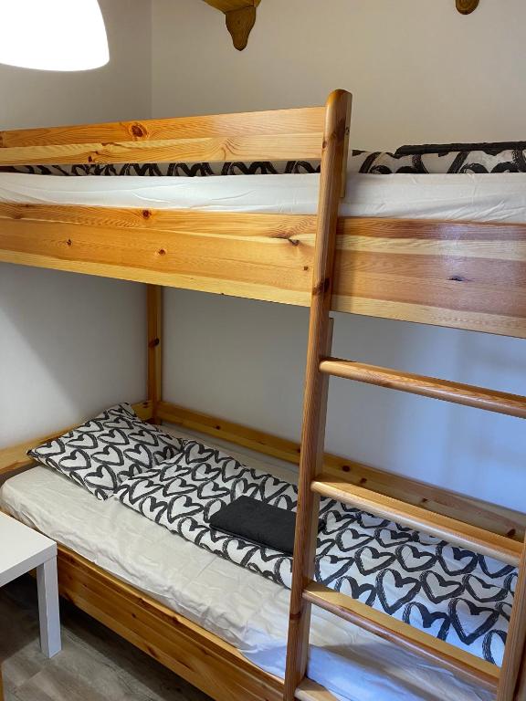 Łóżko lub łóżka w pokoju w obiekcie Tisza-i Apartmanok