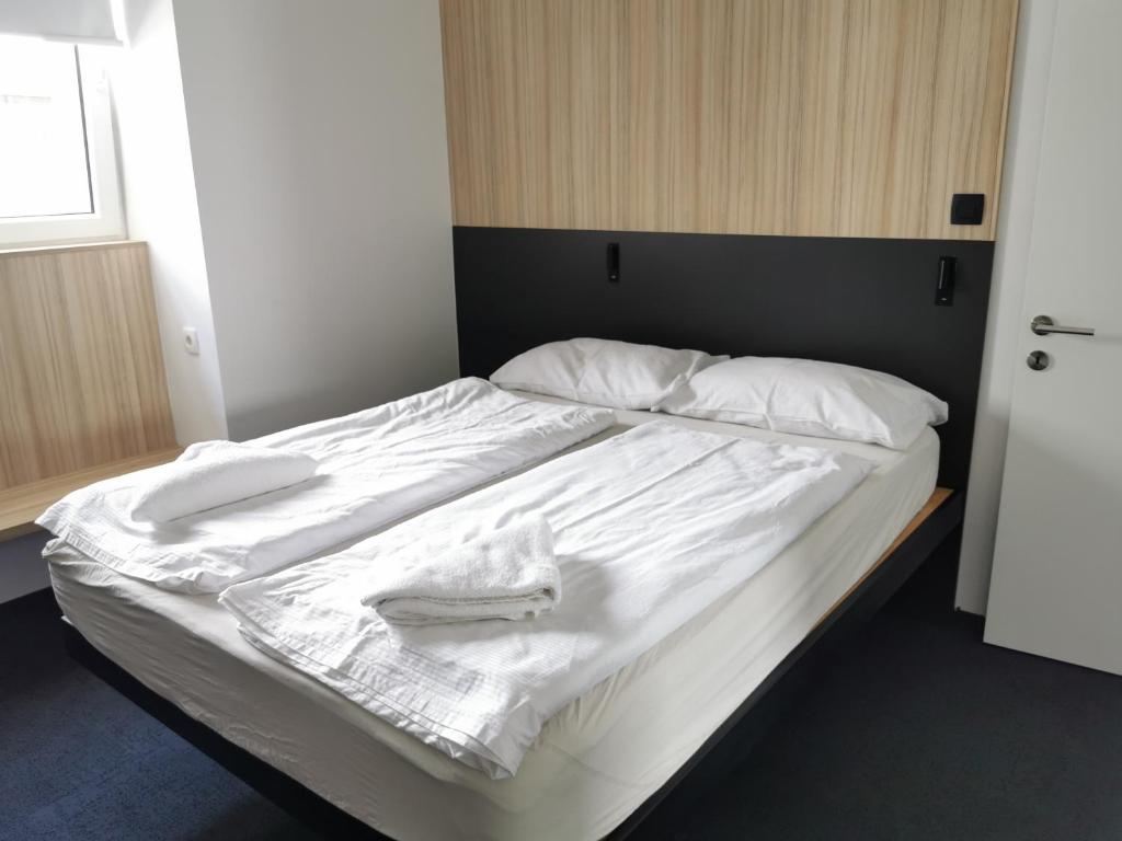 Postel nebo postele na pokoji v ubytování Cha Cha Rooms