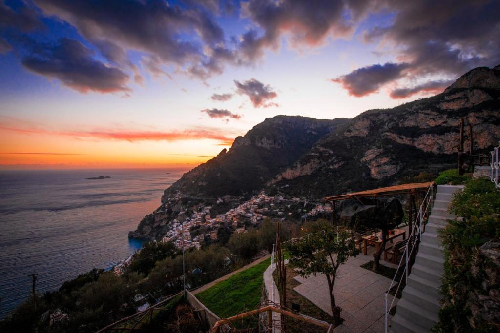 una vista de la costa amalfi al atardecer en YourHome - Casa Barba Positano en Positano