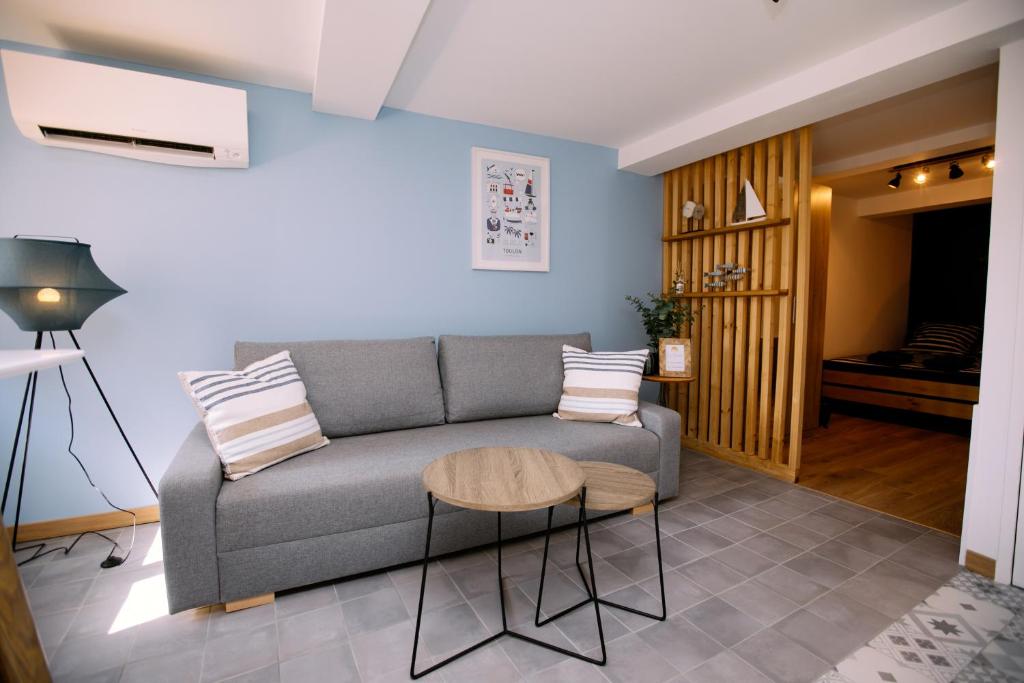 un salon avec un canapé et une table dans l'établissement Appartement climatisé - Bleu Azur - hyper-centre de Toulon, à Toulon