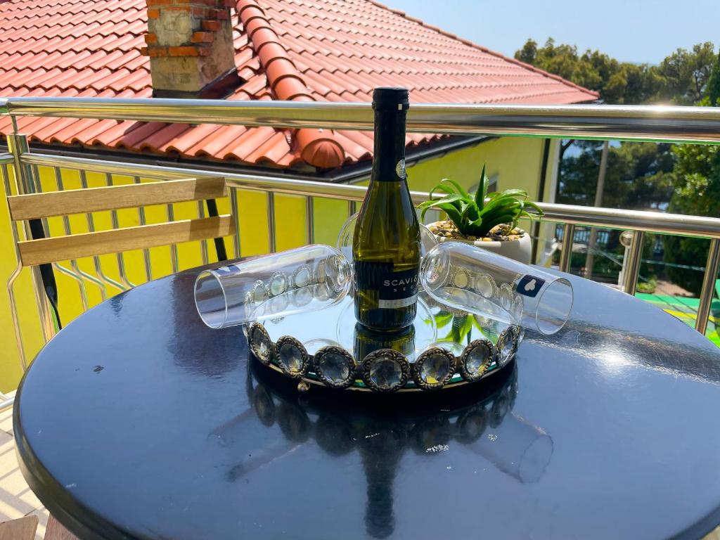 uma garrafa de vinho em cima de uma mesa em Apartman Lu&Ni em Dramalj