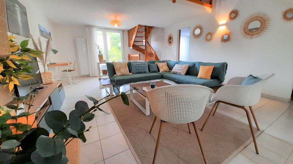 un salon avec un canapé, une table et des chaises dans l'établissement L'ESCAPADE maison 3 chambres plus mezzanine 8 à 10 personnes, à Saint-Jean-de-Monts