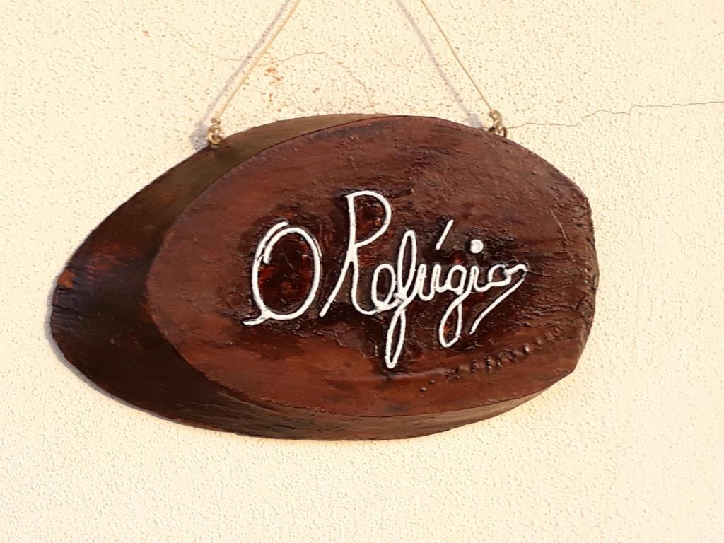 een teken dat readsphrine aan een muur hangt bij O refúgio - The shelter in Esmoriz