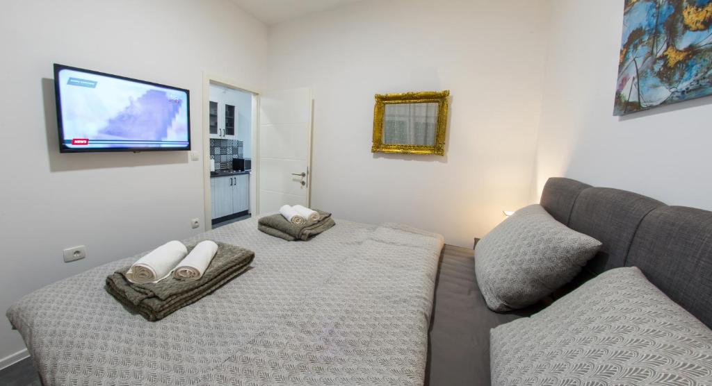 Телевизор и/или развлекательный центр в Cozy apartment in Old Town - with parking