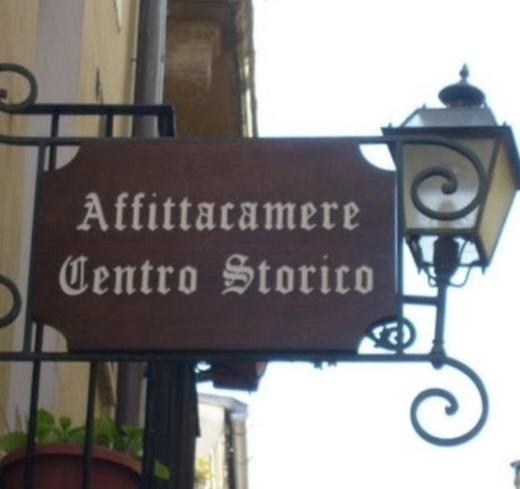 ein Schild für den Eingang zu einem bestimmten Geschäft in der Unterkunft Affittacamere Centro Storico in Raiano