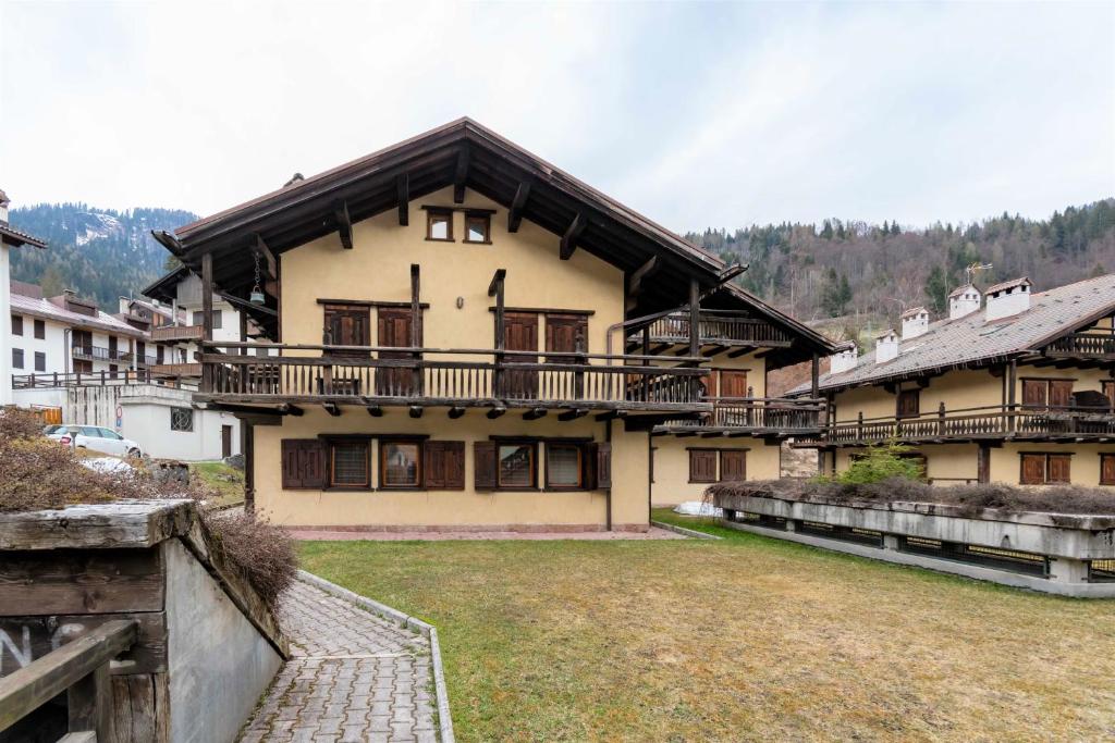 duży dom z dużym dziedzińcem przed nim w obiekcie Ski Residence 3B w mieście Falcade