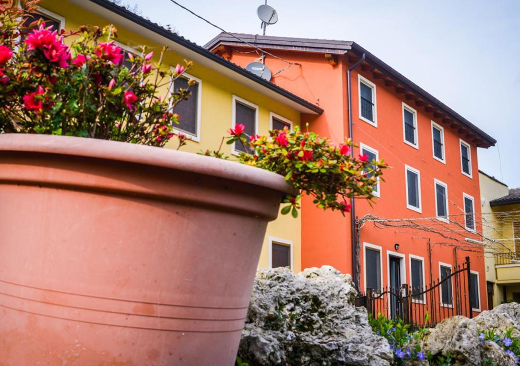 um grande pote de flores em frente a um edifício em Bed and Breakfast La Quiete em Arcugnano