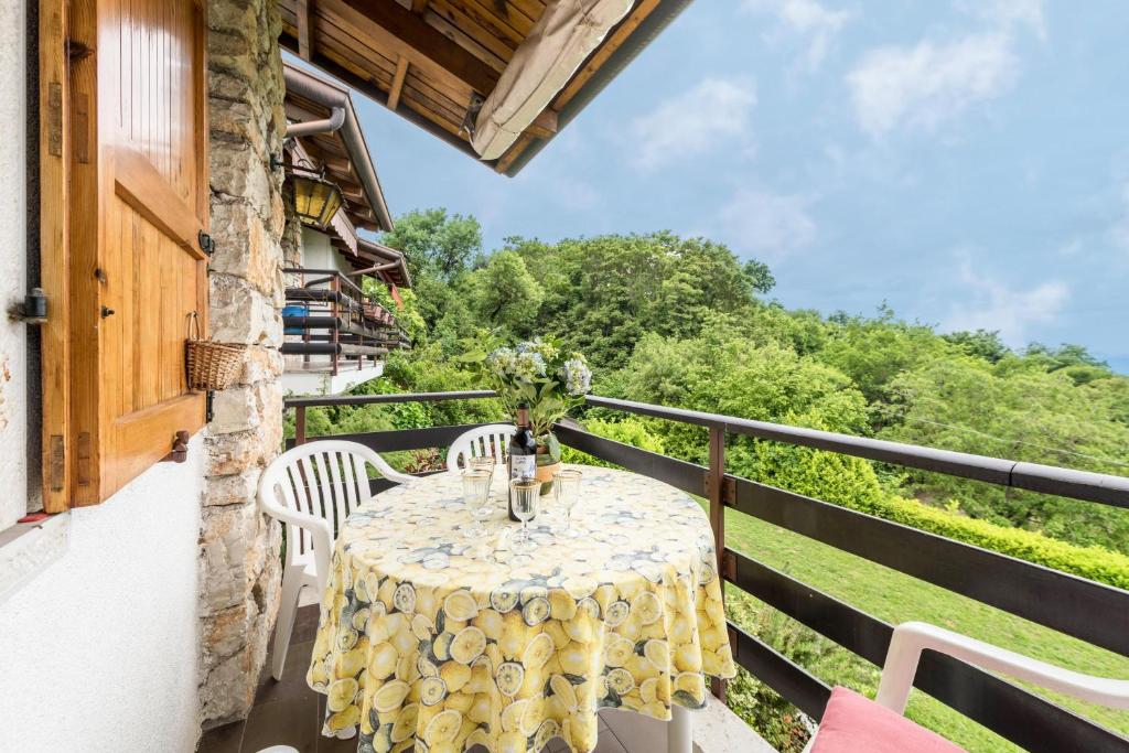 einen Tisch und Stühle auf einem Balkon mit Aussicht in der Unterkunft Bella Vista 2 in San Zeno di Montagna