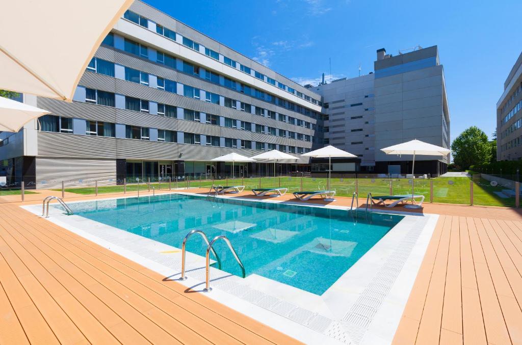 una gran piscina frente a un edificio en Axor Barajas, en Madrid