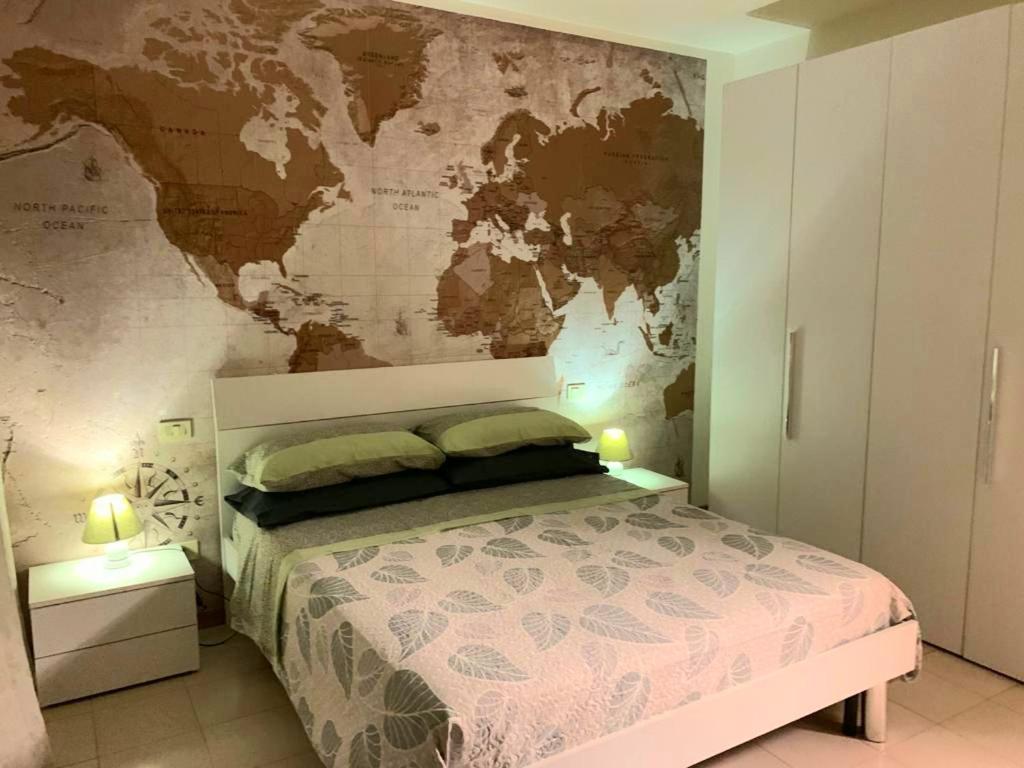 - une chambre avec une carte du monde sur le mur dans l'établissement House 418, à Pérouse