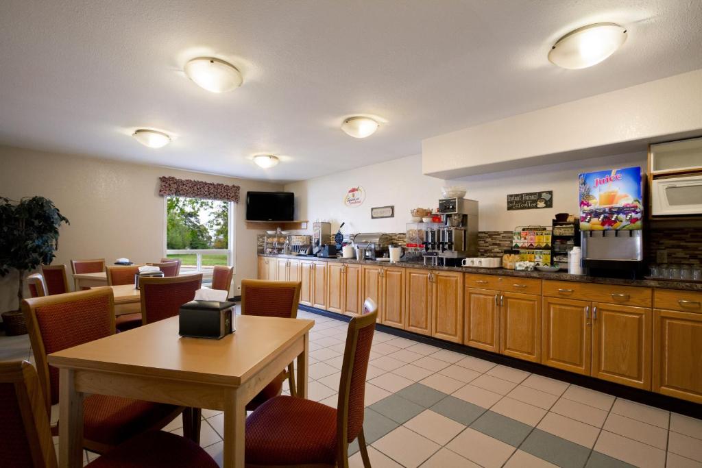 Kuchyň nebo kuchyňský kout v ubytování Super 8 by Wyndham Dawson Creek