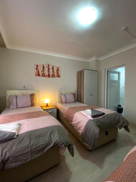 Postel nebo postele na pokoji v ubytování TEKİNLER OTEL