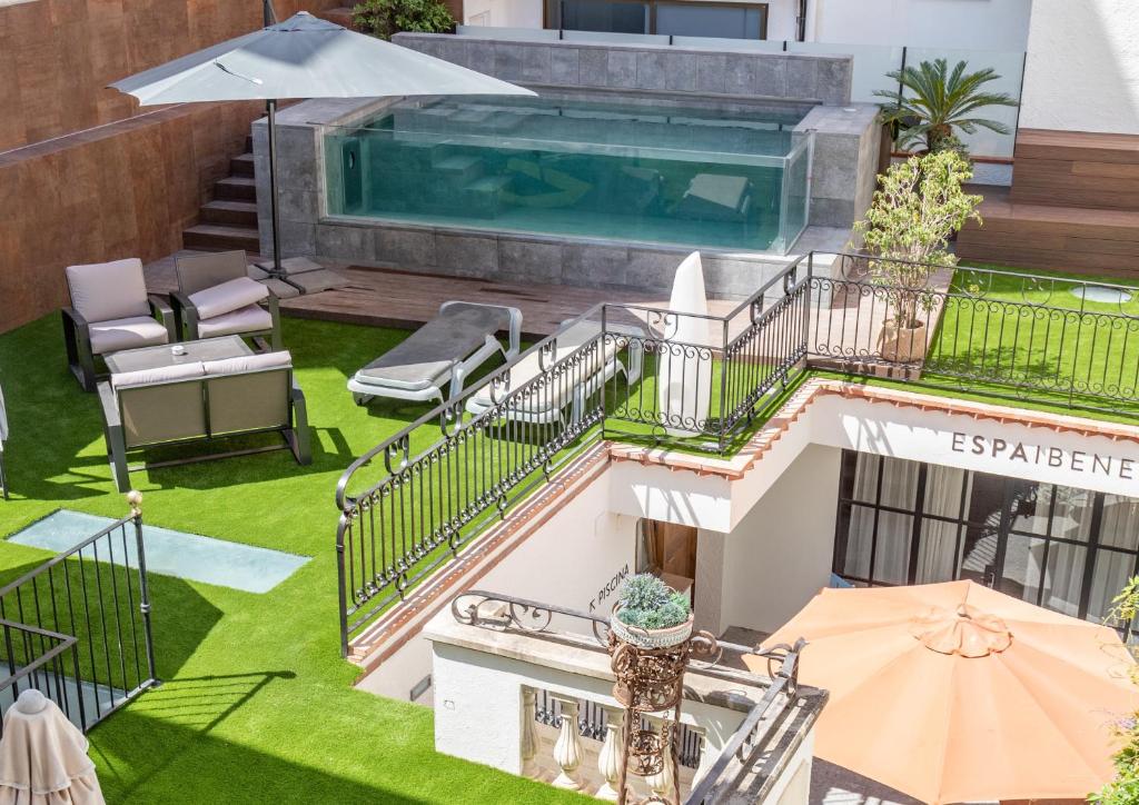 una imagen de un patio trasero con piscina en Sa Voga Hotel & Spa, en Arenys de Mar