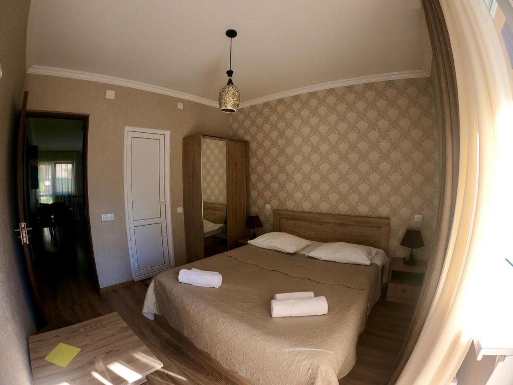 Ένα ή περισσότερα κρεβάτια σε δωμάτιο στο Kazbegi Inn