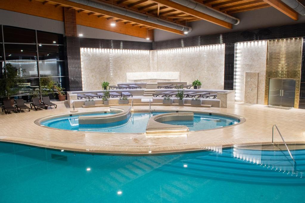 Bazén v ubytování Hotel Azur Siofok nebo v jeho okolí