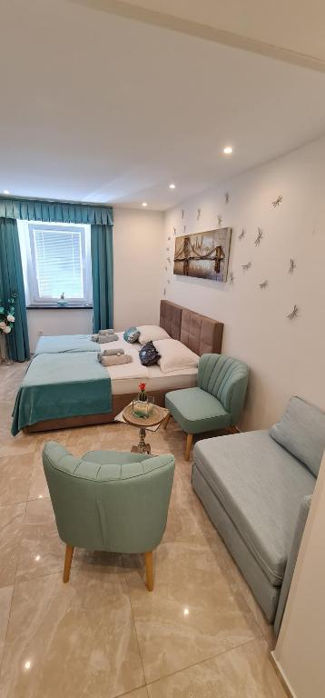 ein Wohnzimmer mit 2 Betten und einem Sofa in der Unterkunft Love Nest apartment in Ljubljana