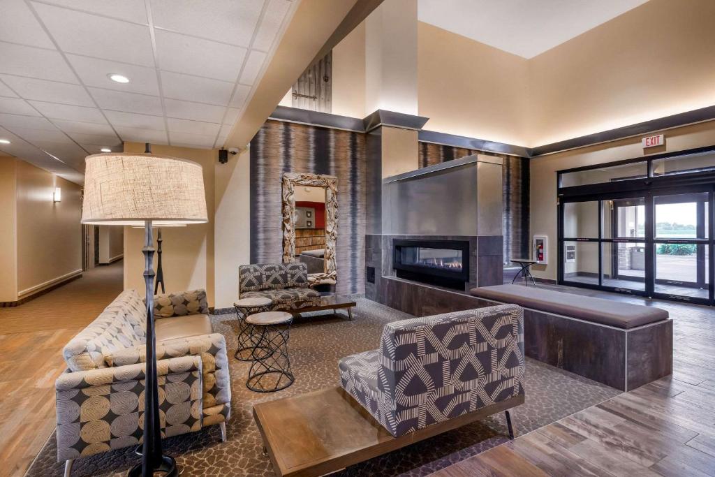 Μια τηλεόραση ή/και κέντρο ψυχαγωγίας στο Comfort Suites Burlington