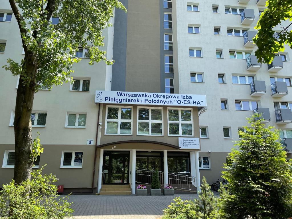 ワルシャワにあるPokoje Gościnne O-ES-HAの表札のある建物