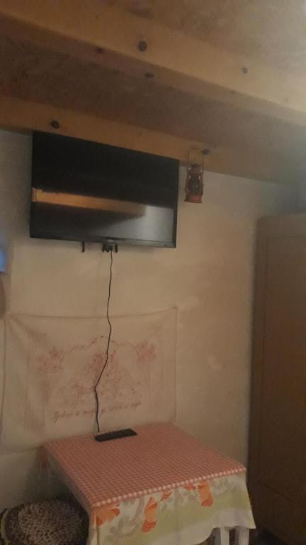 Telewizja i/lub zestaw kina domowego w obiekcie Etno apartman Tajna
