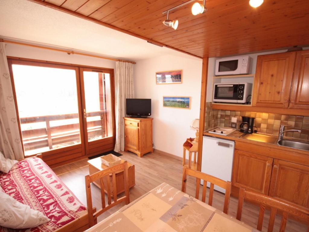 a room with a kitchen and a living room at Studio Les Saisies, 1 pièce, 4 personnes - FR-1-293-146 in Les Saisies