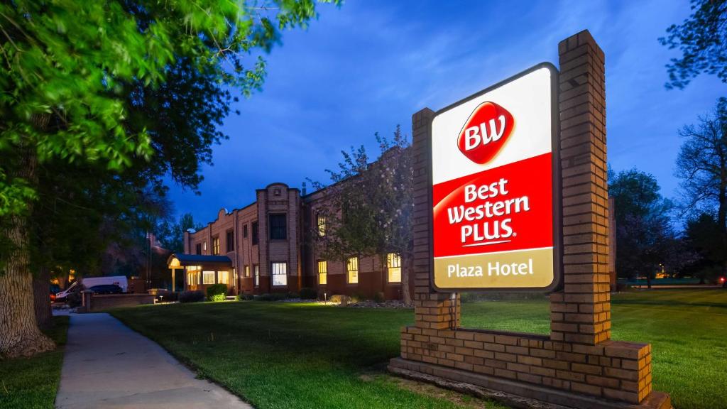 a sign for a best western plus sign in front of a building at Best Western Plus Plaza Hotel in Thermopolis