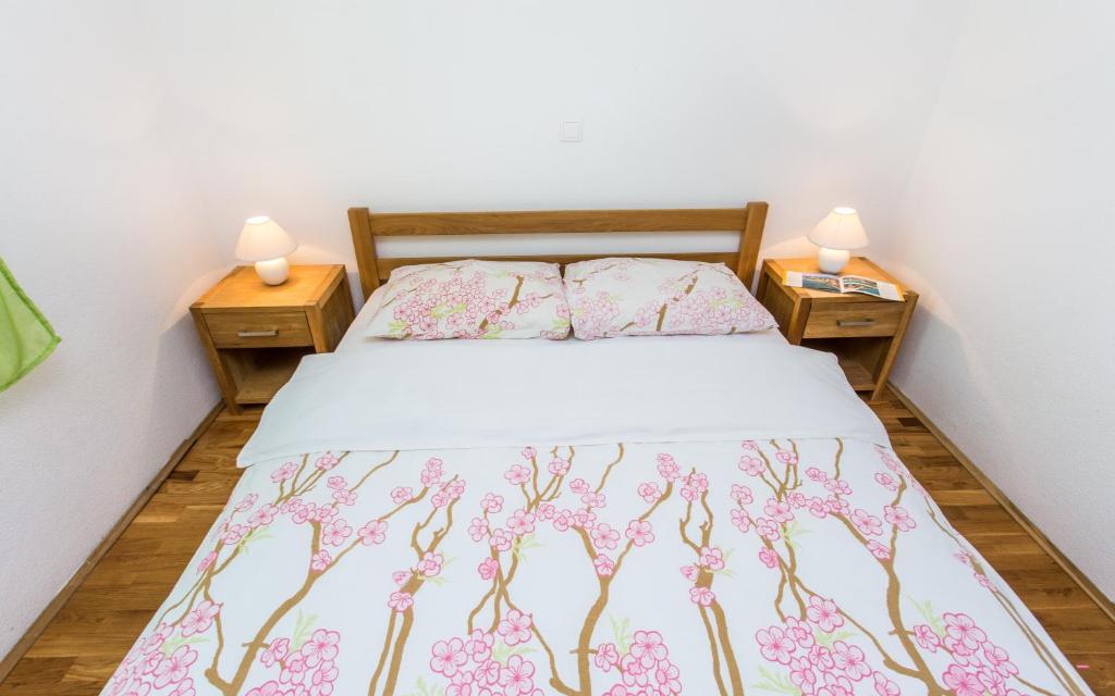sypialnia z łóżkiem z 2 szafkami nocnymi w obiekcie Apartman Deja w mieście Šilo