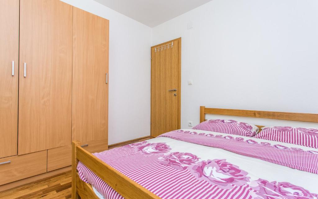 Łóżko lub łóżka w pokoju w obiekcie Apartman Deja