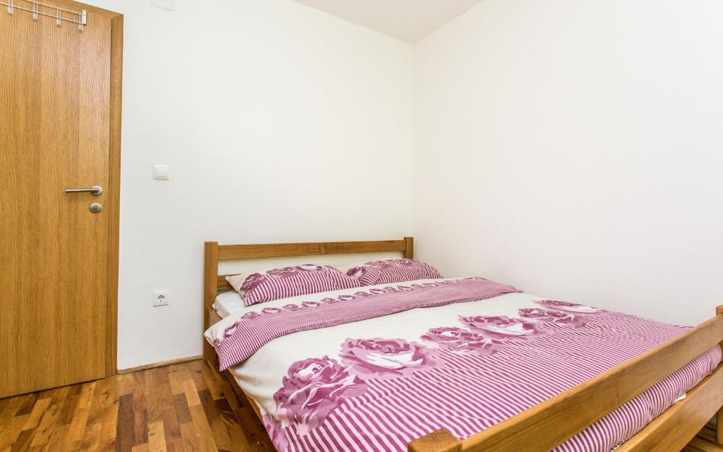 Łóżko lub łóżka w pokoju w obiekcie Apartman Deja