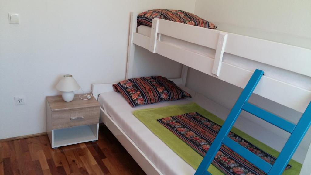 Łóżko lub łóżka w pokoju w obiekcie Apartman Deja