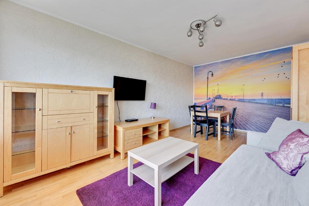 uma sala de estar com um sofá e uma mesa em Grand Apartments - Apartment for 7 people in Sopot em Sopot