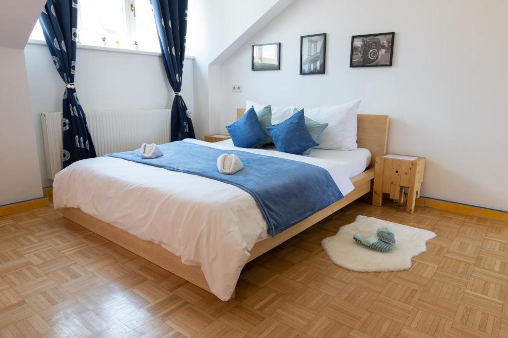 Yeshello Central Station Studio - 1