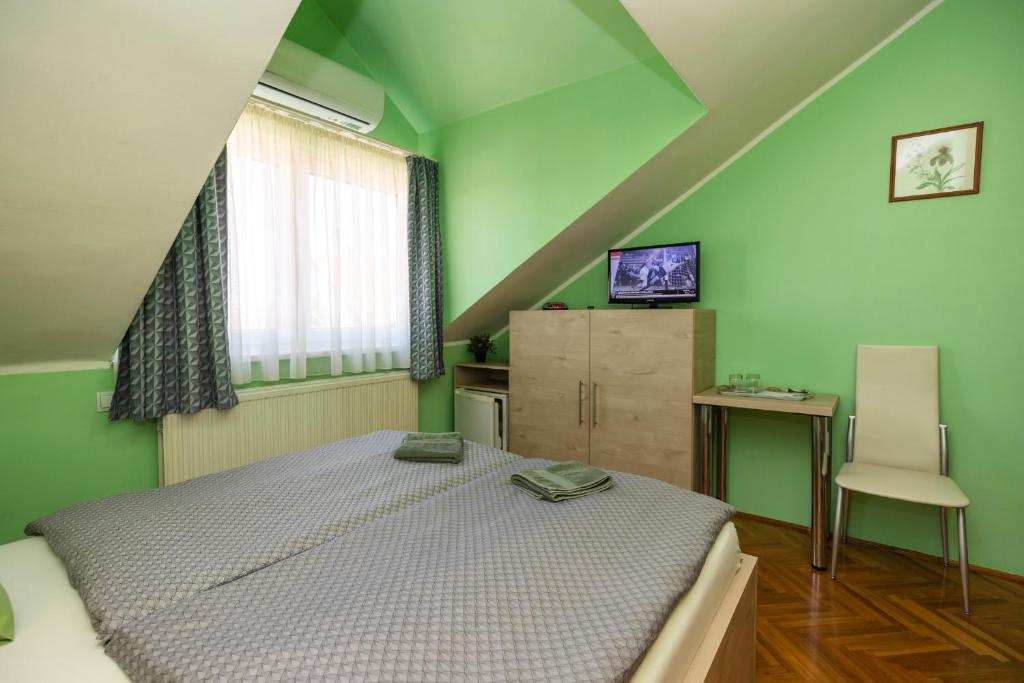 Postel nebo postele na pokoji v ubytování Cecey Vendégház