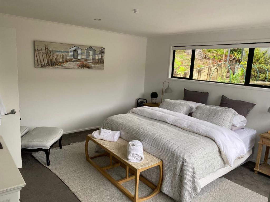 Postel nebo postele na pokoji v ubytování Kawau Lodge Boutique Resort