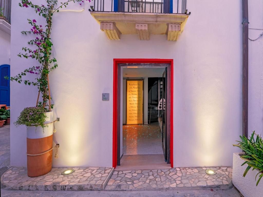オートラントにあるDimora Corte del Seminarioの白い建物への赤い出入り口
